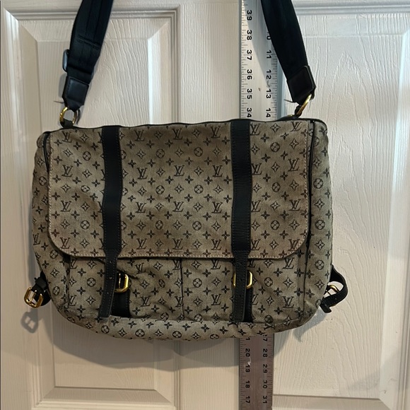 Louis Vuitton Messenger Bag with Iconic Monogram - Picture 3 of 6